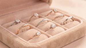 Sélection élégante de bijoux présentée dans un écrin en velours, éclairage doux et lumineux, détails raffinés et lumière diffuse.