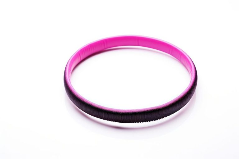 Bracelets en silicone colorés portés au poignet.